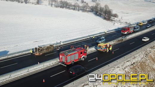 Śmiertelny wypadek na obwodnicy Niemodlina. Bus przewrócił się na bok
