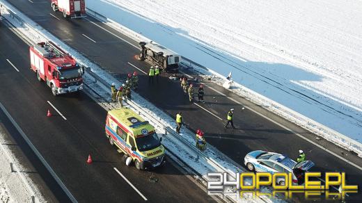 Śmiertelny wypadek na obwodnicy Niemodlina. Bus przewrócił się na bok