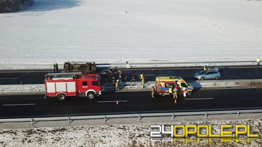Śmiertelny wypadek na obwodnicy Niemodlina. Bus przewrócił się na bok
