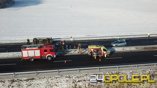 Śmiertelny wypadek na obwodnicy Niemodlina. Bus przewrócił się na bok