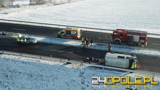 Śmiertelny wypadek na obwodnicy Niemodlina. Bus przewrócił się na bok