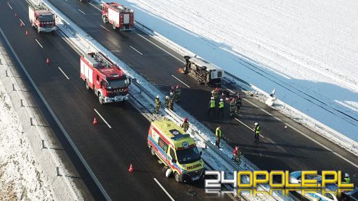 Śmiertelny wypadek na obwodnicy Niemodlina. Bus przewrócił się na bok