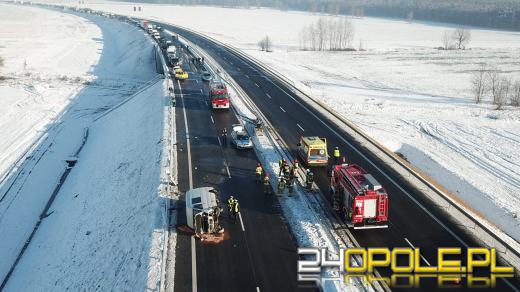 Śmiertelny wypadek na obwodnicy Niemodlina. Bus przewrócił się na bok