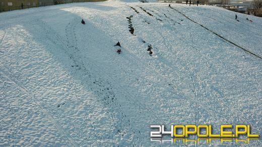Opolanie wyciągnęli sanki. Taki śnieg cieszy najbardziej najmłodszych