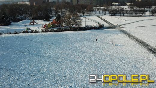 Opolanie wyciągnęli sanki. Taki śnieg cieszy najbardziej najmłodszych