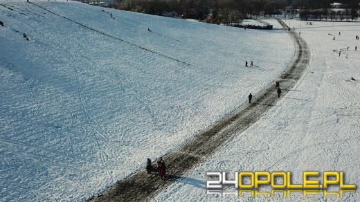 Opolanie wyciągnęli sanki. Taki śnieg cieszy najbardziej najmłodszych