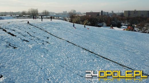 Opolanie wyciągnęli sanki. Taki śnieg cieszy najbardziej najmłodszych
