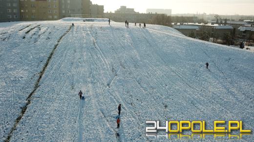 Opolanie wyciągnęli sanki. Taki śnieg cieszy najbardziej najmłodszych