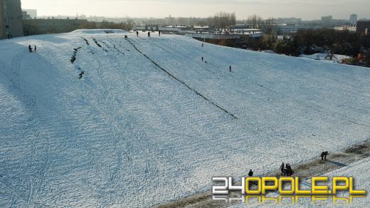 Opolanie wyciągnęli sanki. Taki śnieg cieszy najbardziej najmłodszych