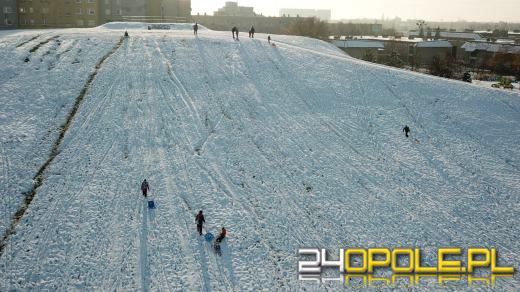 Opolanie wyciągnęli sanki. Taki śnieg cieszy najbardziej najmłodszych
