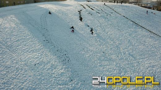 Opolanie wyciągnęli sanki. Taki śnieg cieszy najbardziej najmłodszych