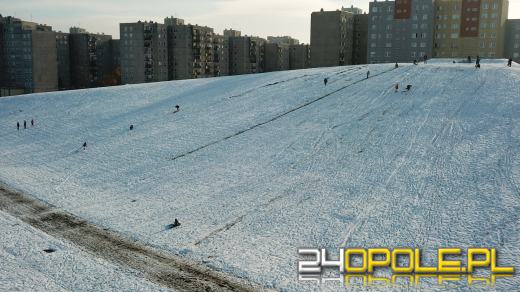 Opolanie wyciągnęli sanki. Taki śnieg cieszy najbardziej najmłodszych