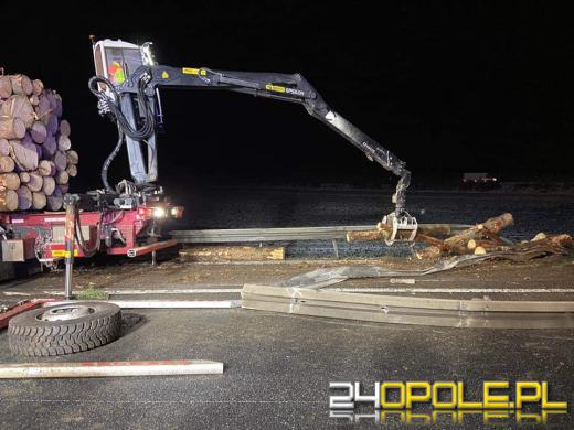Ciężarówka z drewnem przewróciła się na A4