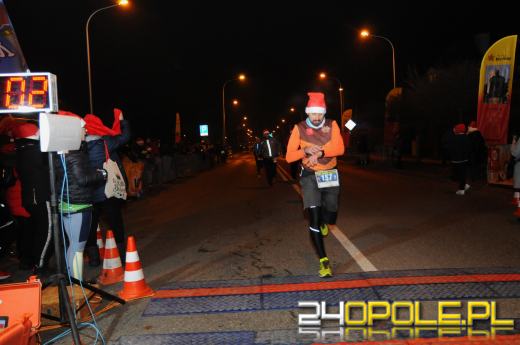 Ponad 400 uczestników pierwszego "Nocnego Mikołajkowego Biegu Nyskiego"