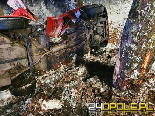 Wypadek na trasie Komorzno-Ignacówka. Nieprzytomna osoba zakleszczona w pojeździe