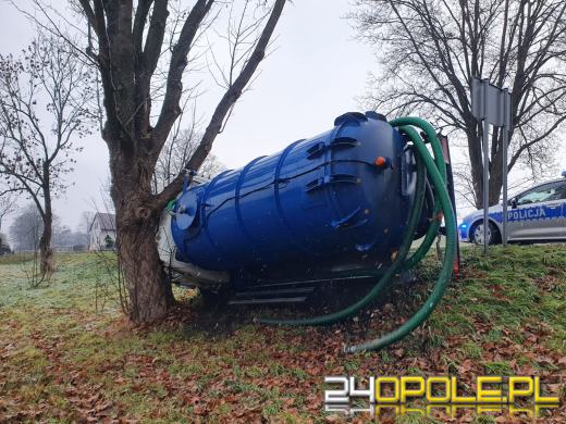 Ujazd: Samochód przewożący odpady wypadł z jezdni