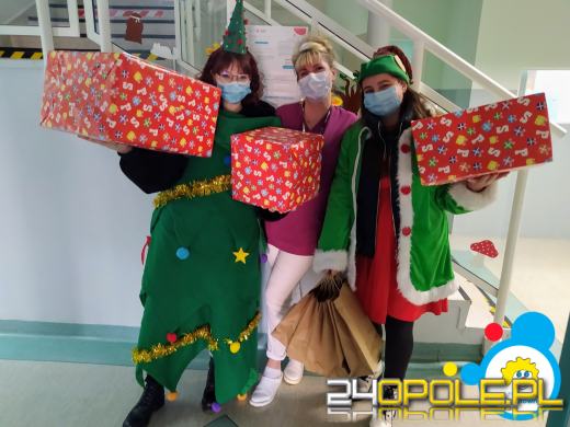 Najmłodsi szpitalni podopieczni dostali mikołajkowe prezenty