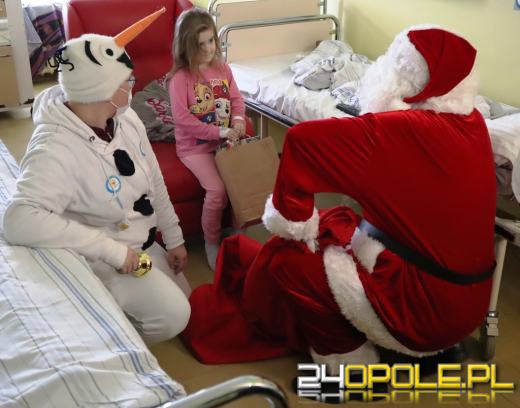 Najmłodsi szpitalni podopieczni dostali mikołajkowe prezenty