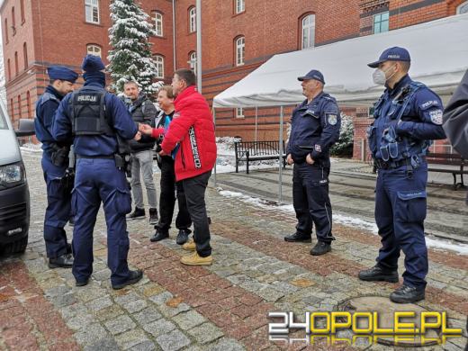 Awantura pod Sądem Rejonowym w Opolu. Poszło o maseczki