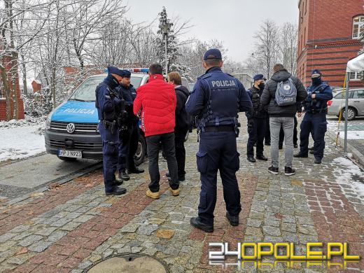 Awantura pod Sądem Rejonowym w Opolu. Poszło o maseczki