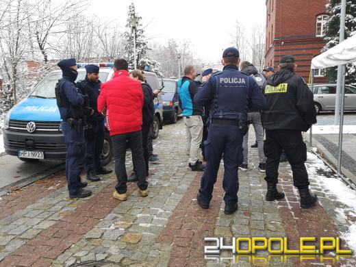 Awantura pod Sądem Rejonowym w Opolu. Poszło o maseczki
