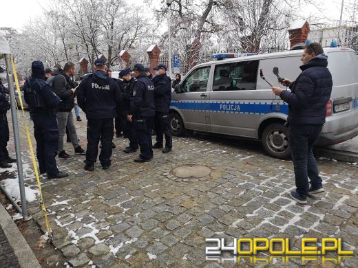 Awantura pod Sądem Rejonowym w Opolu. Poszło o maseczki