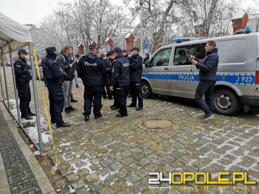 Awantura pod Sądem Rejonowym w Opolu. Poszło o maseczki