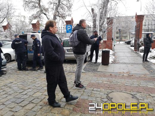 Awantura pod Sądem Rejonowym w Opolu. Poszło o maseczki