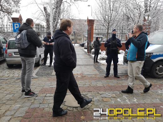 Awantura pod Sądem Rejonowym w Opolu. Poszło o maseczki