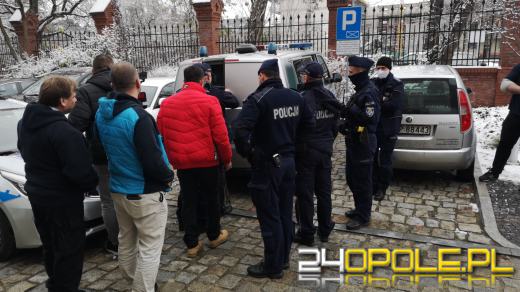 Awantura pod Sądem Rejonowym w Opolu. Poszło o maseczki