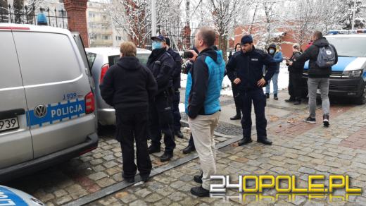 Awantura pod Sądem Rejonowym w Opolu. Poszło o maseczki