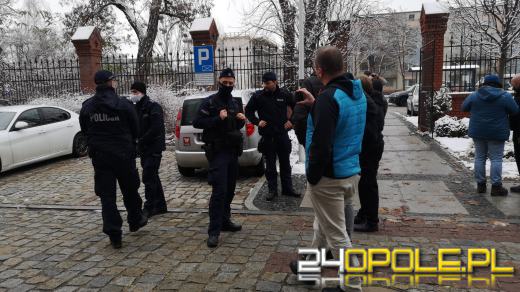 Awantura pod Sądem Rejonowym w Opolu. Poszło o maseczki