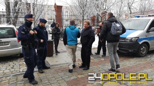 Awantura pod Sądem Rejonowym w Opolu. Poszło o maseczki