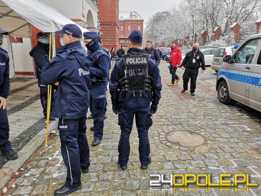 Awantura pod Sądem Rejonowym w Opolu. Poszło o maseczki