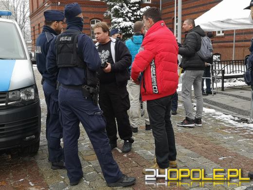 Awantura pod Sądem Rejonowym w Opolu. Poszło o maseczki