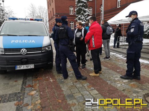 Awantura pod Sądem Rejonowym w Opolu. Poszło o maseczki