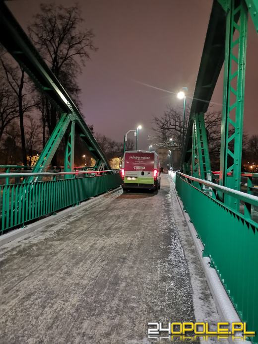 Kierowcy kolejny raz skracają drogę na Wyspę Bolko przez most Ireny Sendlerowej 