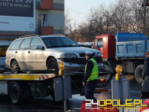 Zderzenie samochodu ciężarowego z osobówką na skrzyżowaniu Luboszyckiej z Nysy Łużyckiej