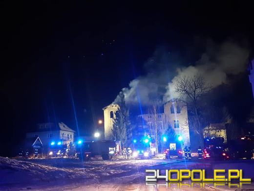 Pracowita noc nyskich strażaków. Płonący budynek gasiło kilkudziesięciu strażaków