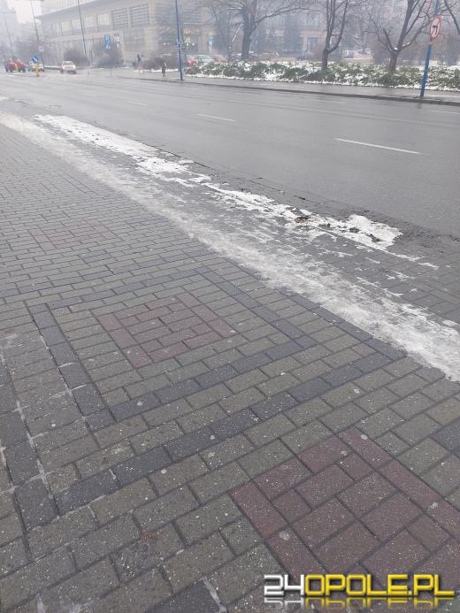 Poranne "lodowisko" na chodnikach dało się we znaki mieszkańcom