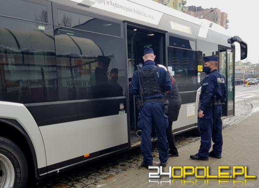 Policjanci sprawdzają podróżujących autobusami pod kątem przestrzegania obostrzeń covidowych