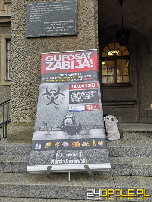 Ruch "antycovidowy" pod Komendą Wojewódzką Policji w Opolu