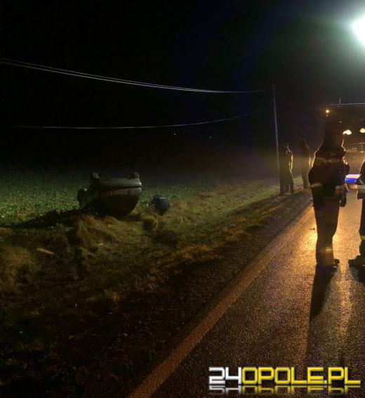 Auto wypadło z drogi w powiecie namysłowskim. Kierowcy szuka policja