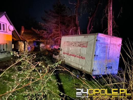 Pijany 19-latek rozbił samochód o ogrodzenie posesji. Pijany był również pasażer 
