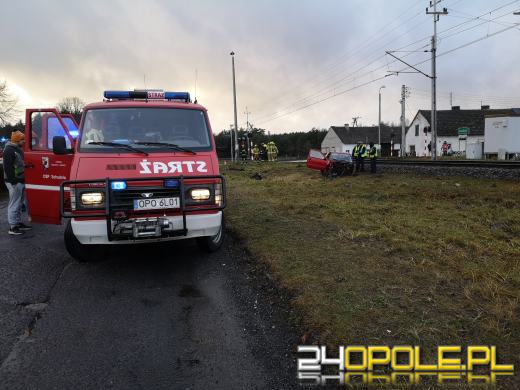 Kierujący seicento wjechał pod nadjeżdżający pociąg. Są ranni