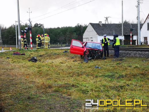 Kierujący seicento wjechał pod nadjeżdżający pociąg. Są ranni