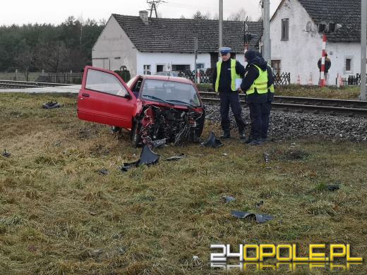 Kierujący seicento wjechał pod nadjeżdżający pociąg. Są ranni