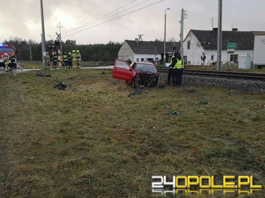 Kierujący seicento wjechał pod nadjeżdżający pociąg. Są ranni