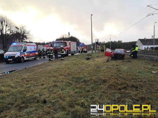 Kierujący seicento wjechał pod nadjeżdżający pociąg. Są ranni