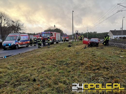Kierujący seicento wjechał pod nadjeżdżający pociąg. Są ranni
